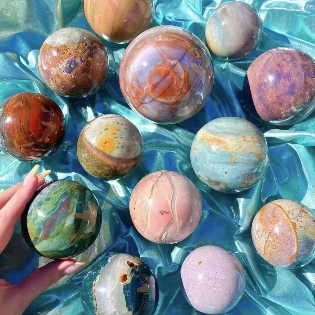 Colourful crystal products are brought here, including ocean jasper, fluorite,etc.If you want colorful sphere, towers and caving, you can come here to have a look.